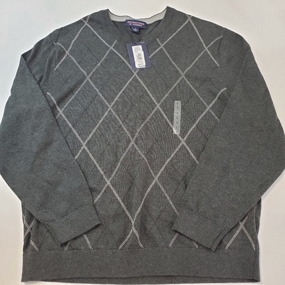 ROUNDTREE & YORKE men's Vneck sweater ,size L